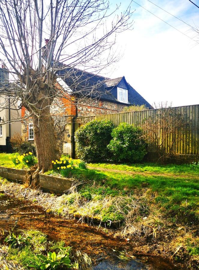 Historic, Traditional & Spacious Wiltshire Cottage Shrewton Exterior foto